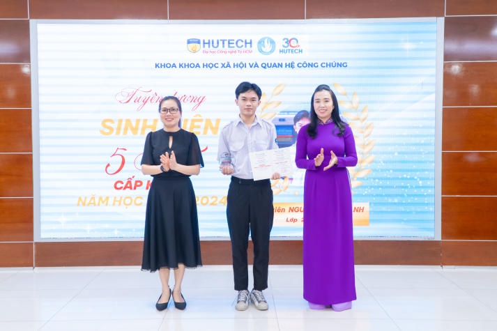 Khoa Khoa học Xã hội và Quan hệ Công chúng HUTECH vinh danh sinh viên đạt thành tích xuất sắc năm học 2023-2024 69