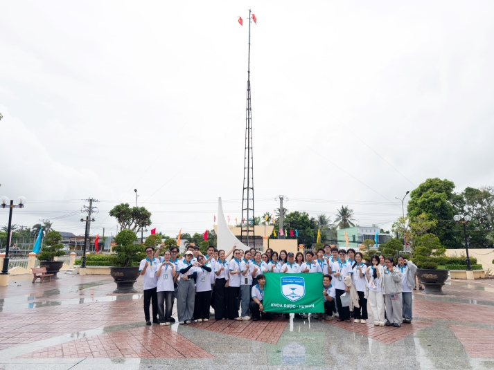 Sinh viên Khoa Dược HUTECH lan tỏa yêu thương, tiếp sức ước mơ học sinh tại An Giang 100