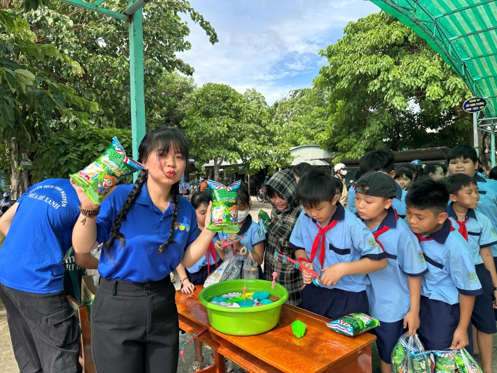 Mùa hè xanh HUTECH 2025 mặt trận Đồng Tháp: Hành trình trưởng thành, gắn kết và lan tỏa yêu thương 79