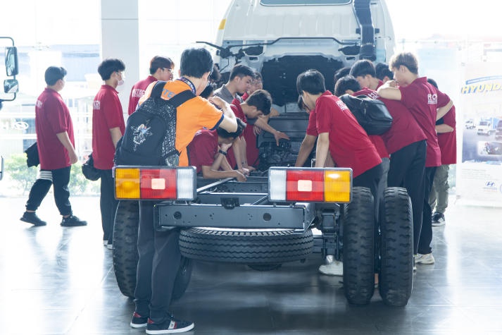 Sinh viên Công nghệ kỹ thuật ô tô khám phá thực tế ngành tại Công ty CP Truck & Bus Hyundai Trường Chinh 35