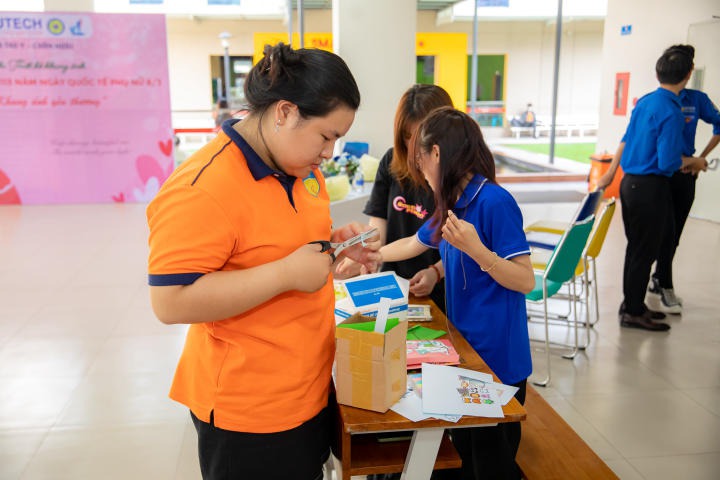 Sinh viên Khoa Thú y - Chăn nuôi thiết kế khung ảnh lưu giữ khoảnh khắc yêu thương nhân ngày Quốc tế Phụ Nữ (8/3) 40