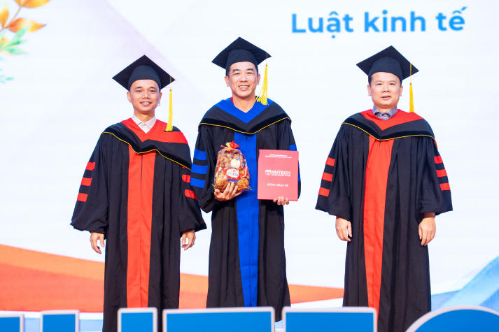 Các tân khoa HUTECH và hành trình học tập không ngừng nghỉ 105