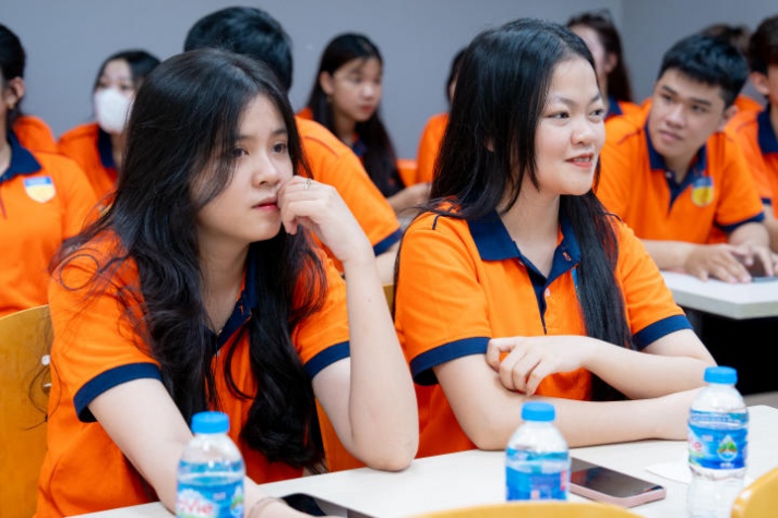 Sinh viên Khoa Tài chính - Thương mại tham quan thực tế tại Ngân hàng Woori Việt Nam 59