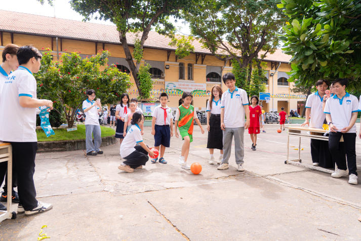 “Trung thu yêu thương 2025”: Sinh viên HUTECH kết nối trái tim, sẻ chia niềm vui cùng trẻ em Bình Thạnh 24