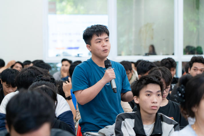 Sinh viên Công nghệ thông tin khám phá “bài toán” phát triển sản phầm phần mềm cùng chuyên gia GFT 75