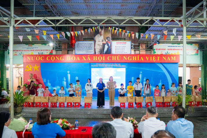 “Trăng trao yêu thương” của Khoa QTDL-NH-KS gửi 200 phần quà, thắp sáng niềm vui tuổi thơ 76