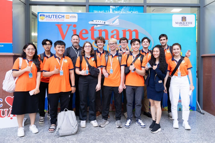 Sinh viên HUTECH cùng sinh viên Marquette University (Mỹ) tìm hiểu về các vấn đề kinh tế - chính trị - pháp luật Việt Nam