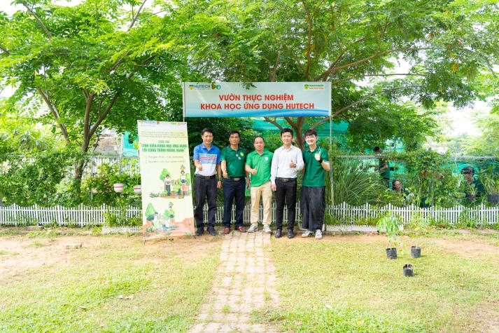 Sinh viên Viện Khoa học Ứng dụng tạo mảng xanh cho khuôn viên Hitech Park Campus 74