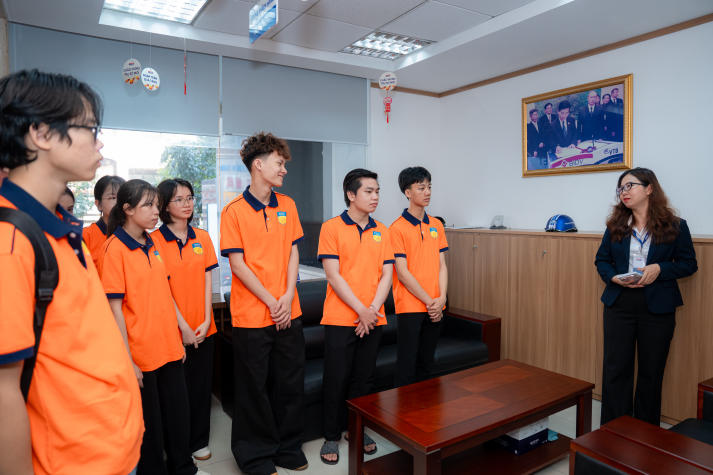 Bước vào “hậu trường” ngân hàng: Sinh viên Khoa Tài chính - Thương mại học nghề tại VRB 9