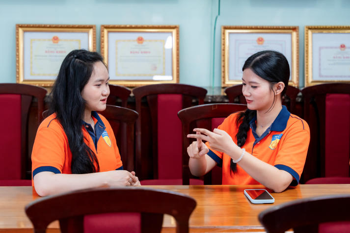 [Ảnh] Bế giảng lớp học Thủ ngữ: Khi những đôi tay biết nói kể câu chuyện của sự thấu hiểu 36