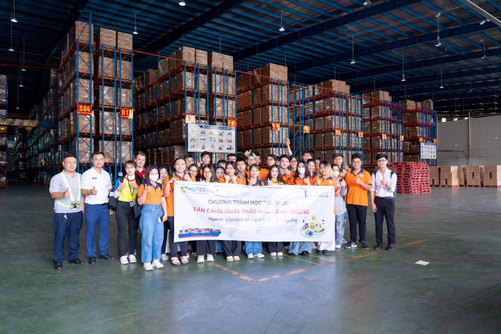 Sinh viên Logistics Viện Đào tạo Quốc tế kiến tập thực tế tại Cty CP ICD Tân cảng Sóng Thần 57