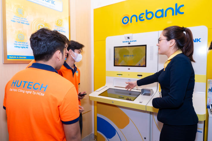 Trải nghiệm thực tế tại Nam A Bank, sinh viên Khoa Luật mở rộng góc nhìn về ngân hàng số 105