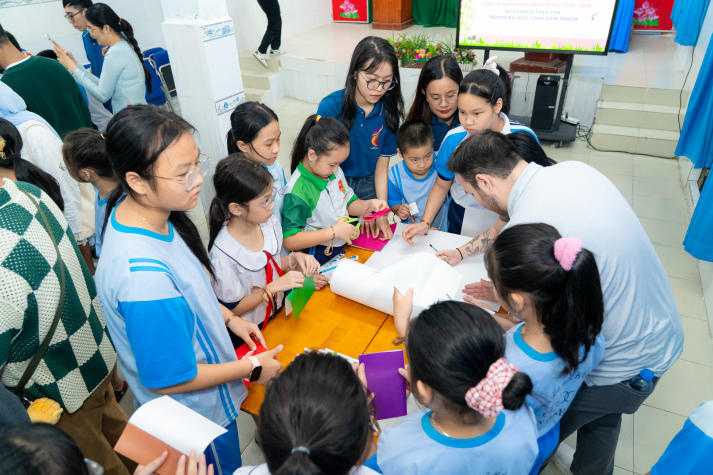 Sinh viên HUTECH và UIUC mang làn gió giao lưu quốc tế đến Trường Tiểu học Hà Huy Tập 43