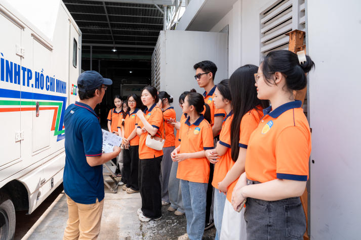 Sinh viên Quan hệ công chúng “bước vào hậu trường” sản xuất chương trình truyền hình trực tiếp tại HTV 48