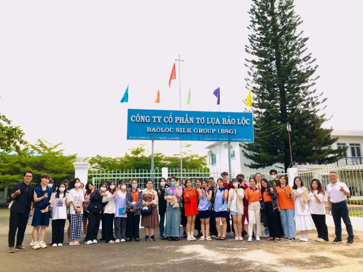 Sinh viên Khoa Kiến trúc - Mỹ thuật tìm hiểu về chất liệu thiết kế trong chuyến tham quan doanh nghiệp tại Đà Lạt 22