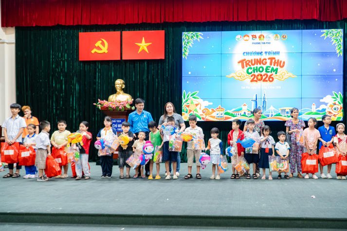 “Ngàn sắc mơ ước” mang Trung thu ấm áp đến hơn 400 thiếu nhi phường Tân Phú 64