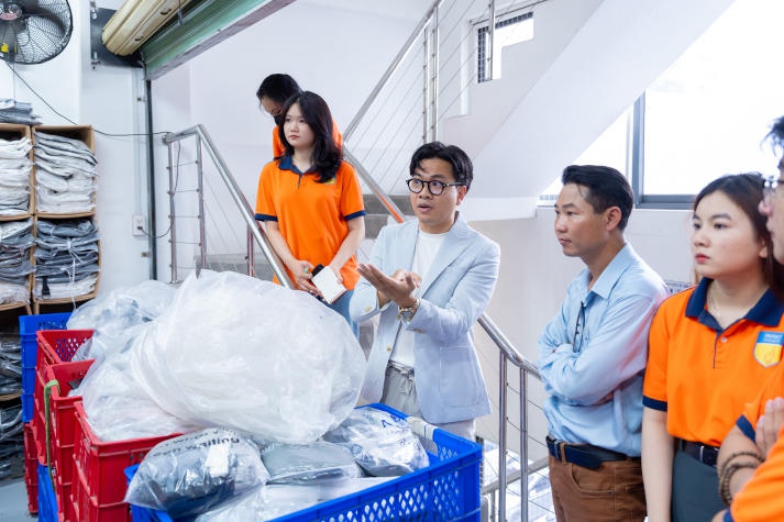 Sinh viên ngành Thương mại điện tử tìm hiểu thị trường thực tiễn tại Công ty AKUBA 107