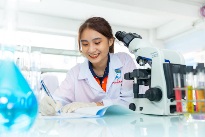 Điểm xét học bạ ngành Dược, Điều dưỡng, Xét nghiệm HUTECH lần lượt là từ 21 và 19, học phí khoảng 11-12 triệu/kỳ 137