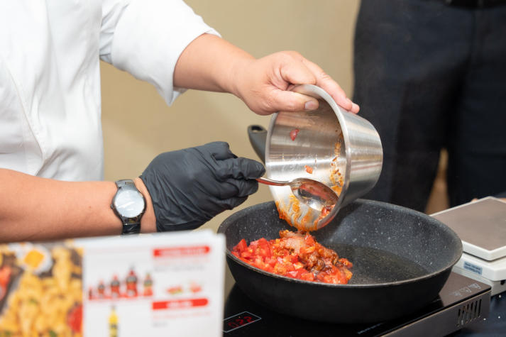 Sinh viên ngành Quản trị nhà hàng và dịch vụ ăn uống trải nghiệm làm bánh mì “signature” cùng chuyên gia 83