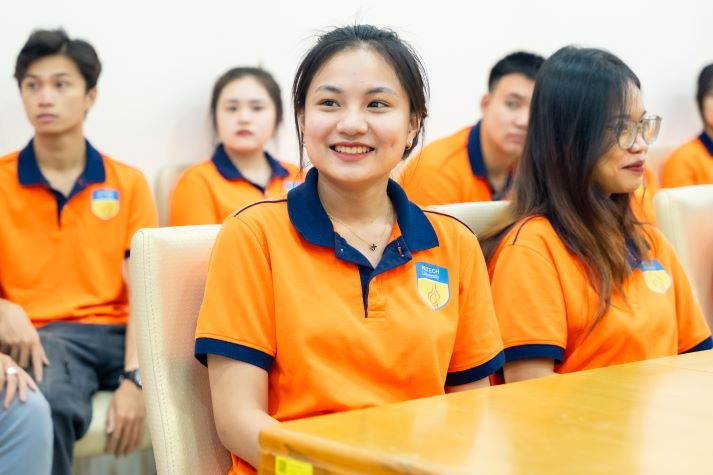 Trải nghiệm thực tế tại Nam A Bank, sinh viên Khoa Luật mở rộng góc nhìn về ngân hàng số 52