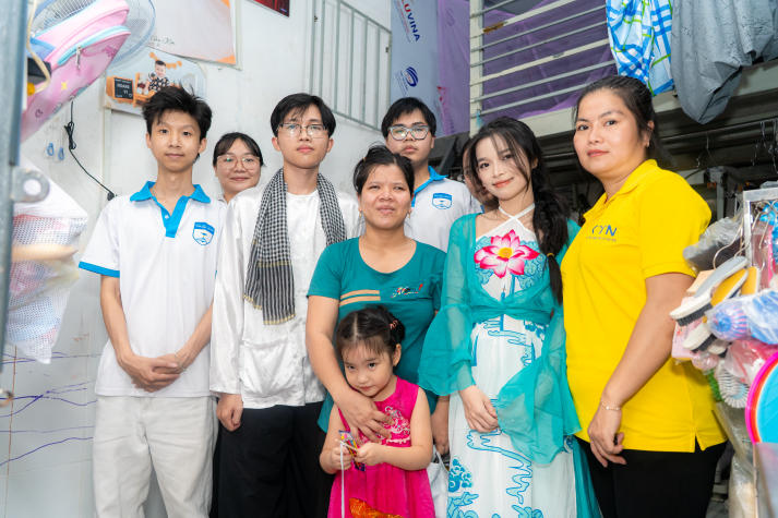 “Trung thu yêu thương 2025”: Sinh viên HUTECH kết nối trái tim, sẻ chia niềm vui cùng trẻ em Bình Thạnh 97