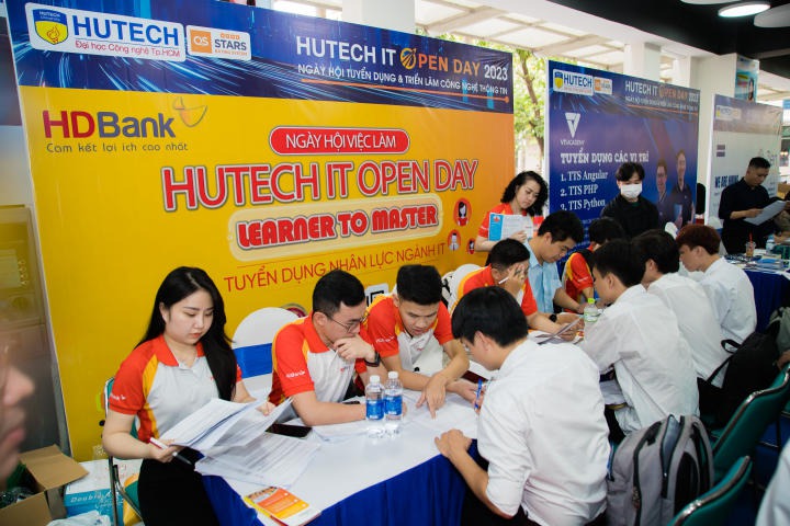 Gần 50 doanh nghiệp mang đến 3000 vị trí tuyển dụng hấp dẫn cho sinh viên tại HUTECH IT OPEN DAY 2023 231