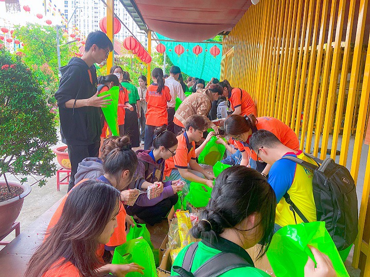 Đội Thanh niên xung kích Khoa Tài chính - Thương mại mang Trung thu ấm áp đến các em nhỏ chùa Từ Hạnh 26