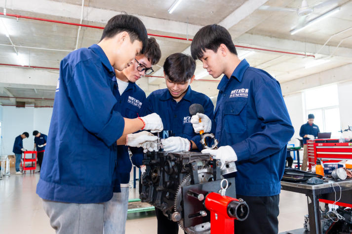 [Hướng nghiệp 2026] Học Công nghệ kỹ thuật ô tô có được thực hành với máy móc thật? 20