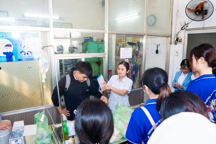 Sôi nổi và đầy nhiệt huyết, sinh viên Khoa Thú y - Chăn nuôi tham gia tiêm phòng dịch bệnh động vật tại Quận 12 và Gò Vấp 12