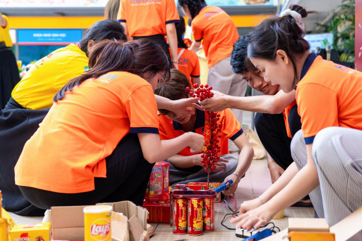 [Ảnh] Tuổi trẻ Khoa Tài chính - Thương mại gói trọn yêu thương trong những phần quà Tết 25