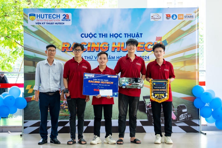 [Video] Hơn 100 đội thi tranh tài tại "đường đua tốc độ" Racing HUTECH lần VII 451