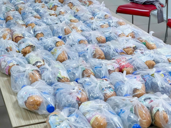 Trao bánh mì, gửi yêu thương: Hoạt động tình nguyện cộng đồng ý nghĩa của sinh viên VJIT 12