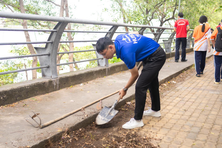Mùa hè xanh HUTECH 2025: Gặp gỡ gia đình có công với cách mạng và xây dựng không gian sống an toàn - sạch - đẹp 175