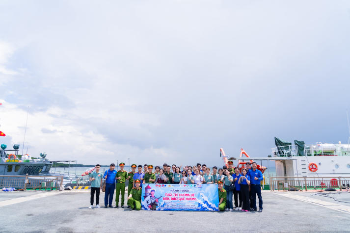 [Ảnh] Chi bộ 17 HUTECH nối dài tinh thần bảo vệ chủ quyền biển đảo tại Đồn Biên phòng Cần Thạnh (Cần Giờ) 191
