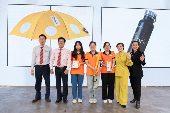 [Video] Theo chân sinh viên Khoa Tài chính - Thương mại HUTECH tham quan thực tế Sun Life Việt Nam 173