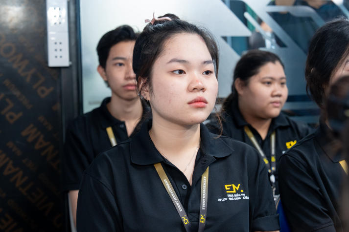 Sinh viên Quản trị sự kiện “đột nhập” hậu trường sản xuất tại Công ty TNHH TM&DV V-94 37