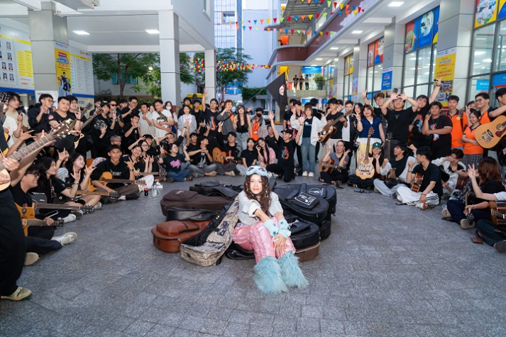 [Video] Du ca sân trường tại HUTECH: Không gian âm nhạc tràn đầy sức sống tuổi trẻ 58