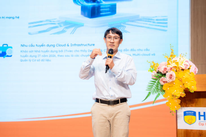 Dàn chuyên gia đồng hành cùng sinh viên Khoa Công nghệ thông tin trong hành trình lựa chọn chuyên ngành 79