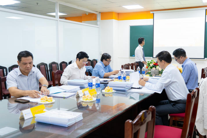 Giải quyết "bài toán" pháp lý từ thực tiễn kinh tế - xã hội tại buổi bảo vệ luận văn/đề án Thạc sĩ Luật kinh tế 16