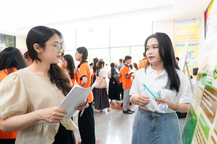 Sinh viên VKIT Khóa 21 trình làng loạt ý tưởng sáng tạo tại Triển lãm Poster 69