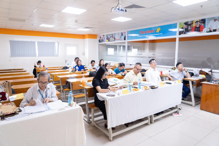 21 học viên cao học HUTECH bảo vệ luận văn/đề án Thạc sĩ ngành Luật kinh tế với loạt đề tài sát thực tiễn 30