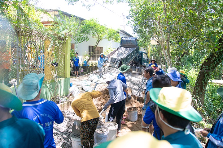 [Mùa hè xanh HUTECH 2023] Mặt trận Đồng Tháp hoàn thành công trình bê tông hóa đường nông thôn đầu tiên 25