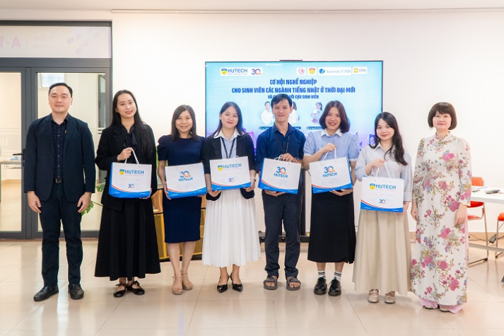 Hành trang hội nhập: Sinh viên HUTECH học hỏi từ lãnh đạo ACSD và cựu sinh viên thành đạt 14