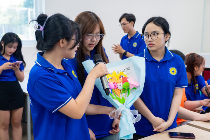 Biến đất sét thành đóa hoa biết nói, sinh viên Khoa Thú y - Chăn nuôi trao yêu thương đến phái nữ 58