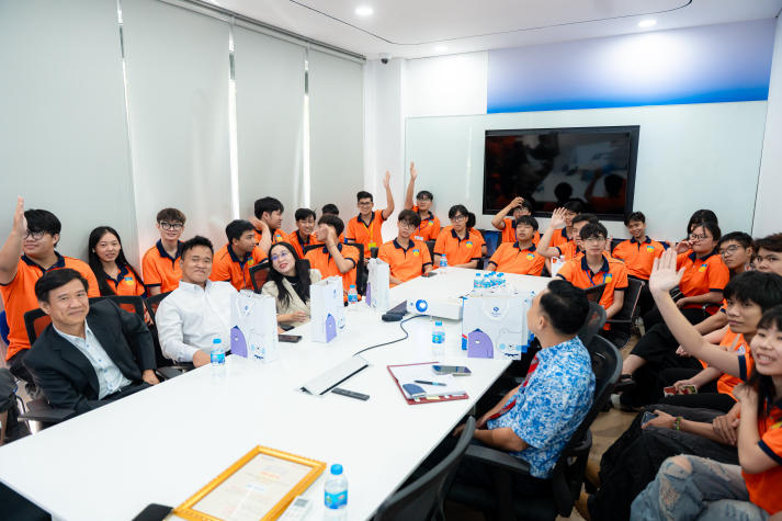 Sinh viên Khoa Luật định hình tương lai nghề nghiệp qua chuyến tham quan Shinhan Bank 43