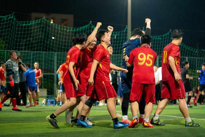 [Hội thao CB-GV-NV HUTECH 2025] Nảy lửa vòng Tứ kết bóng đá nam, 04 cái tên xuất sắc lộ diện vào Bán kết 204