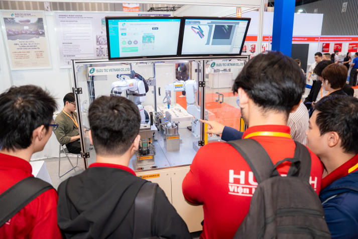Sinh viên Viện Kỹ thuật tham quan trải nghiệm công nghệ công nghiệp hiện đại tại VINAMAC EXPO 2025 24