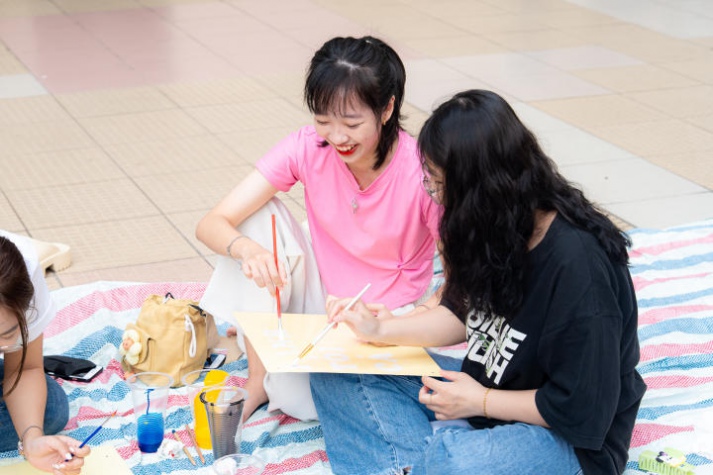 Sinh viên HUTECH tự tay thực hiện Dự án cộng đồng ý nghĩa “Tô màu bảng hiệu, kết nối yêu thương” 60