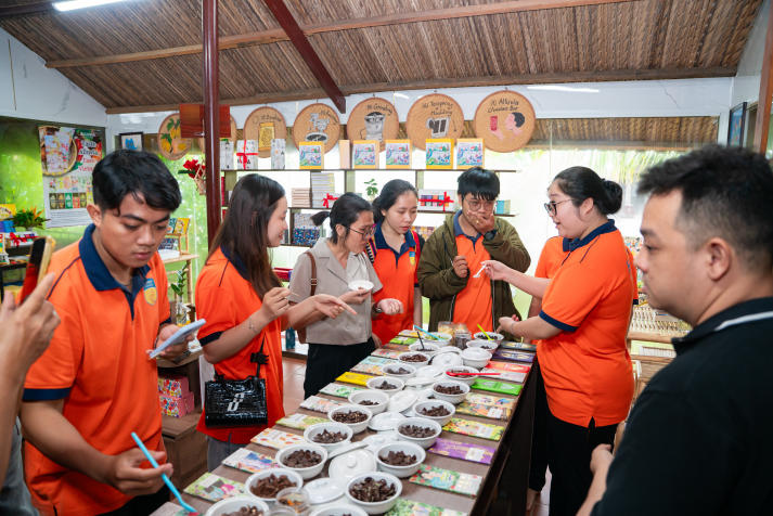 Sinh viên Công nghệ thực phẩm học từ trải nghiệm, hiểu sâu quy trình sản xuất socola Việt 84