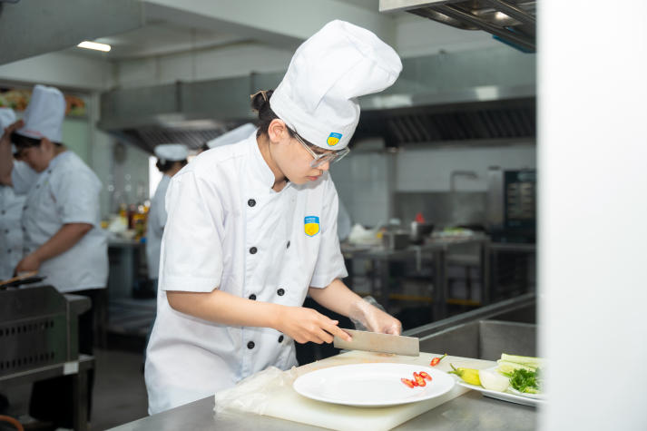 Sinh viên ngành Quản trị nhà hàng và dịch vụ ăn uống trải nghiệm làm bánh mì “signature” cùng chuyên gia 122